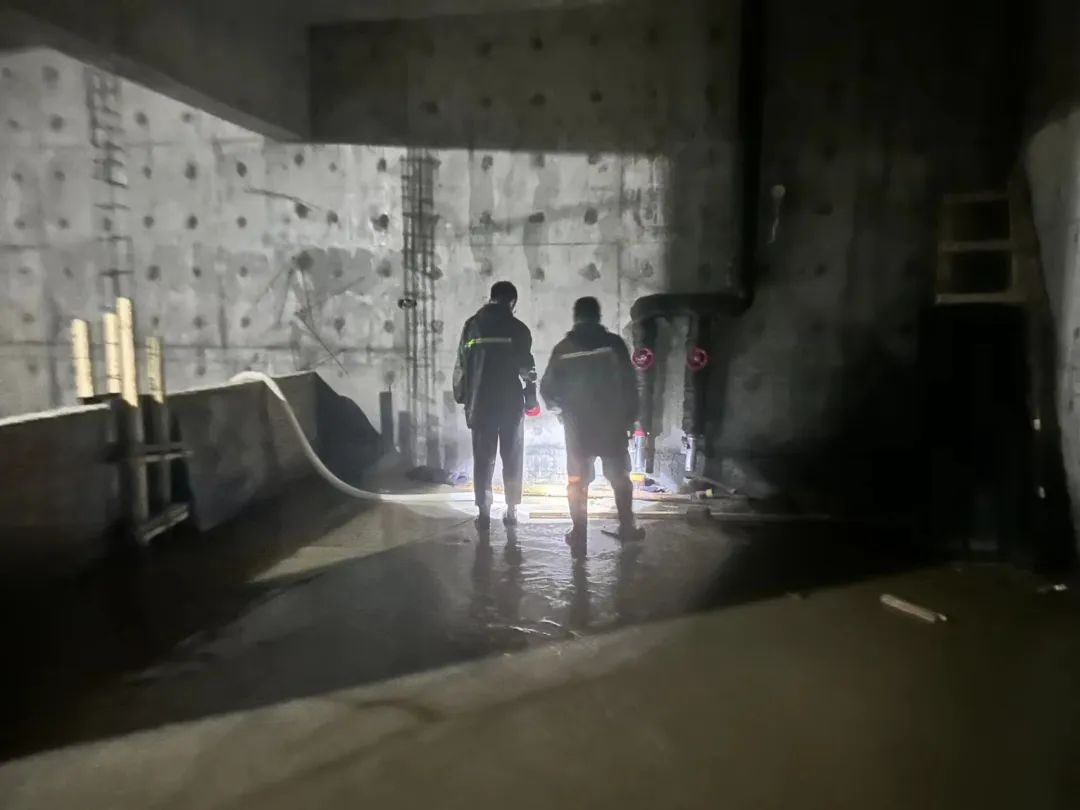 【闻“汛”而动战风雨 向险前行勇担当】致敬暴雨中的坚守！-建设智学苑-河北建设集团